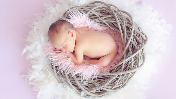 Baby in einem Korb | NEUGEBORENEN FOTOGRAFIE