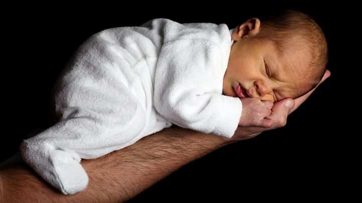 Avuç içinde uyuyan bebek | Baby schläft in der Hand | bébé qui dort dans la main | baby sleeping in hand|