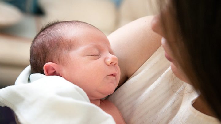 anne kucağında uyuyan bebek | baby sleeping in mother's arms | bébé qui dort dans les bras de sa mère | Baby schläft in den Armen der Mutter Newborn photography 