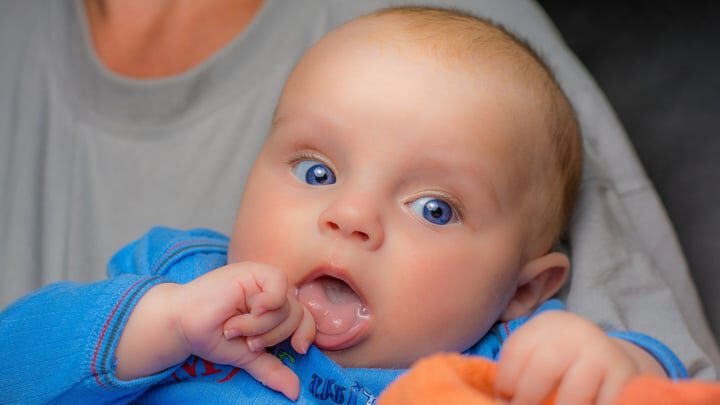 portrait de bébé regardant la caméra  | Photographie de nouveau-né